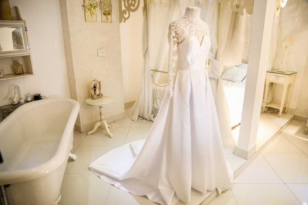 lindo vestido confeccionado pelo estilista jill carlos para a linda noiva no salão la provense pelo fotografo de casamento thiago alt