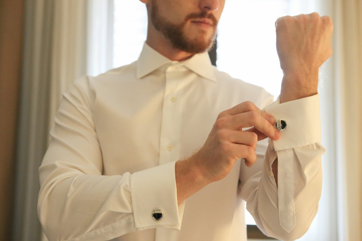 noiva arrumando sua camisa para o grande momento foto tirada pelo fotografo de casamento thiago alt