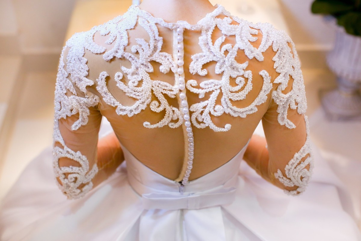 noiva de costas mostrando os detalhes do seu vestido vindo de jill carllos foto tirada pelo fotografo de casamento thiago alt
