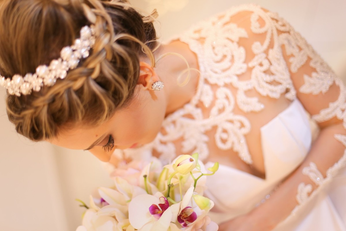 noiva pronta ja com seu bouquet nas  maos foto tirada pelo fotografo de casamento thiago alt