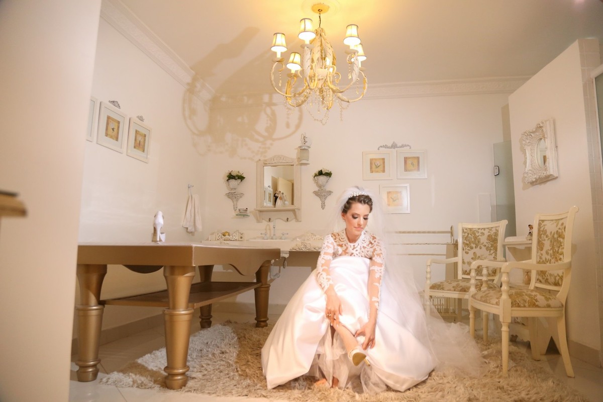 noiva pronta colocando seu sapato para o grande momento nas lentes do fotografo de casamento thiago alt
