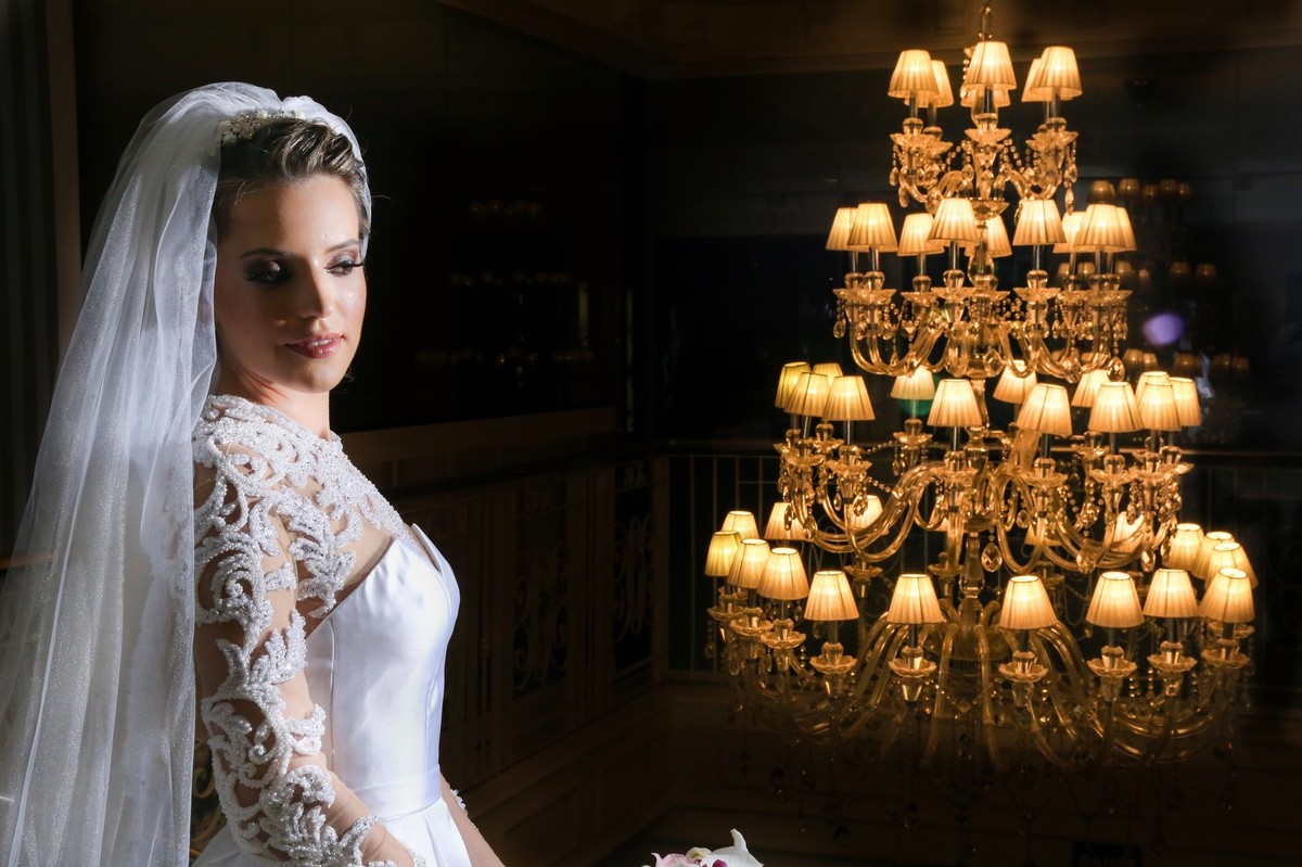 noiva ja pronta ao aldo de um ilustre mostrando seus detalhes foto tirada pelo fotografo de casamento thiago alt