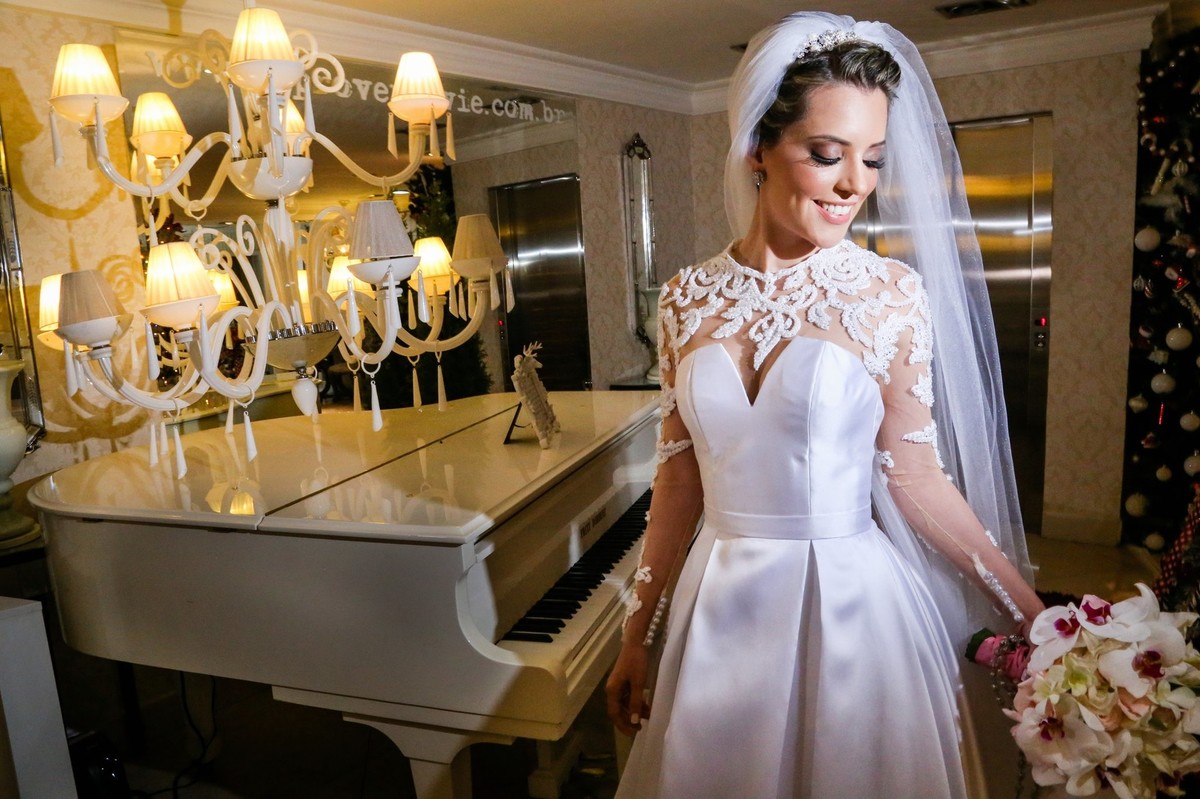 noiva linda ao lado do piano com seu vestido lindo foto tirada pelo fotografo de casamento thiago alt