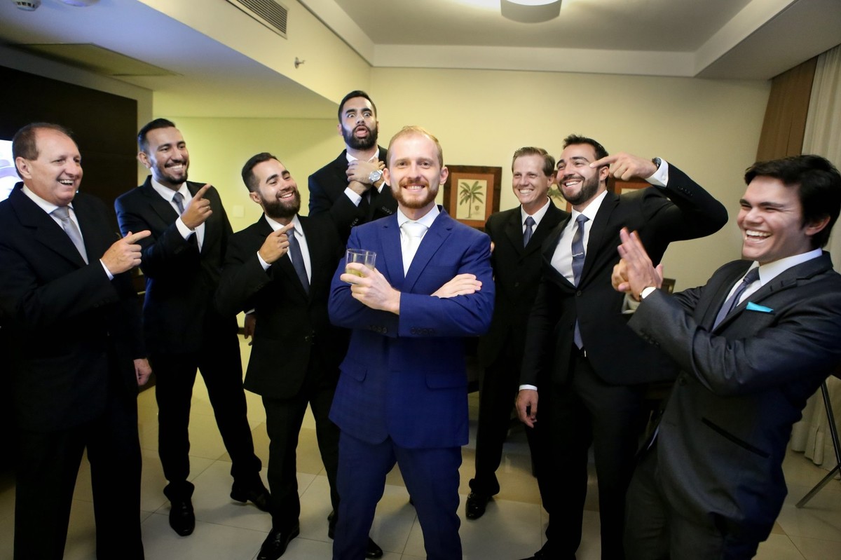 noivo com seus padrinhos e todos com copo de wisk  nas maos foto tirada pelo fotografo de casamento thiago alt