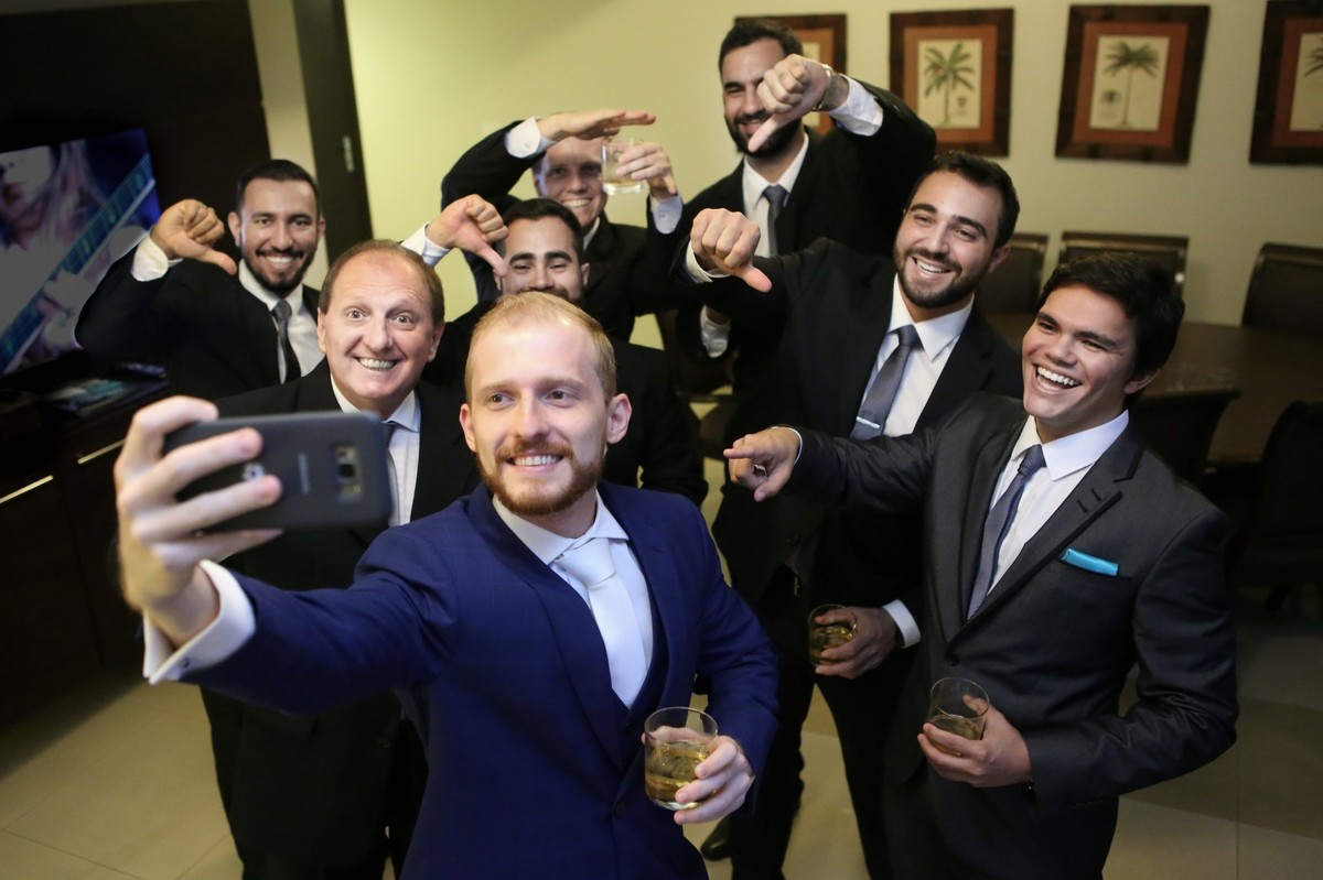 noiv tirando selfie com padrinhos  foto tirada nas lentes do fotografo thiago alt