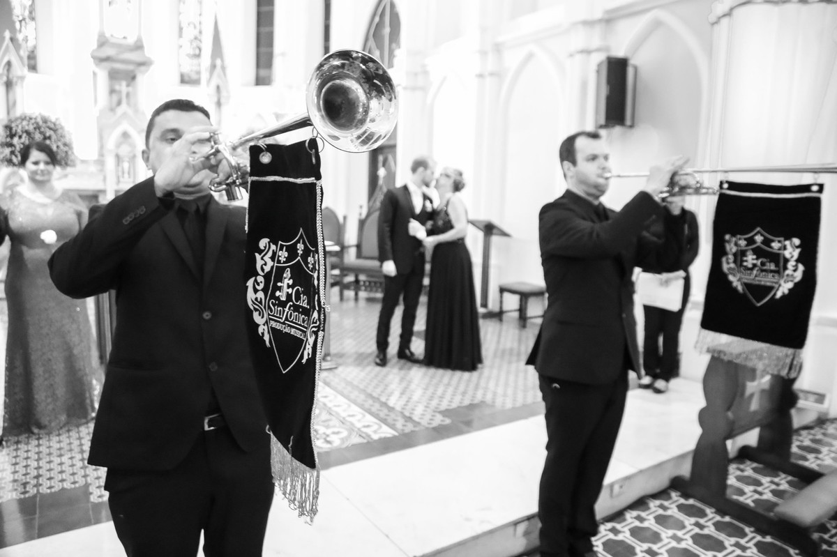 noivo a espera da noiva acompanhado da sua mae e as cornetas sooando foto tirada nas lentes do fotografo thiago alt