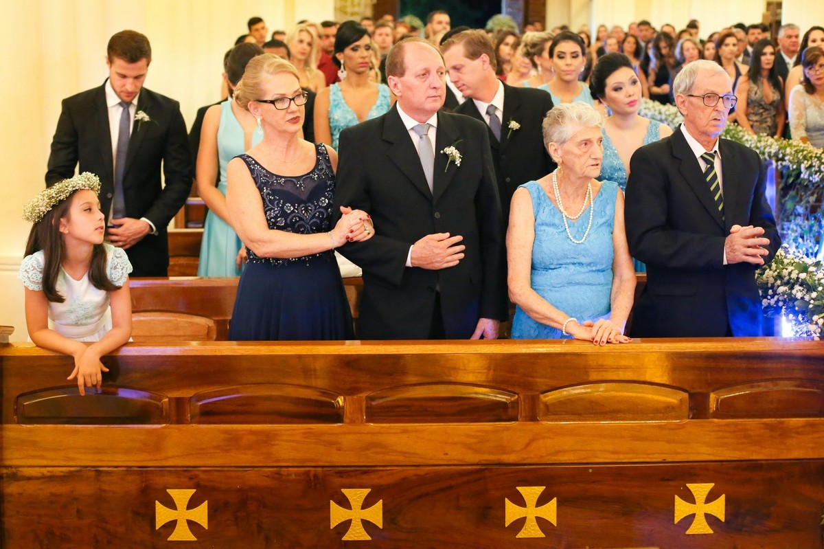 convidados e padrinhos vendo a cerimonia na igreja do bom despacho foto tirada nas lentes do fotografo thiago alt