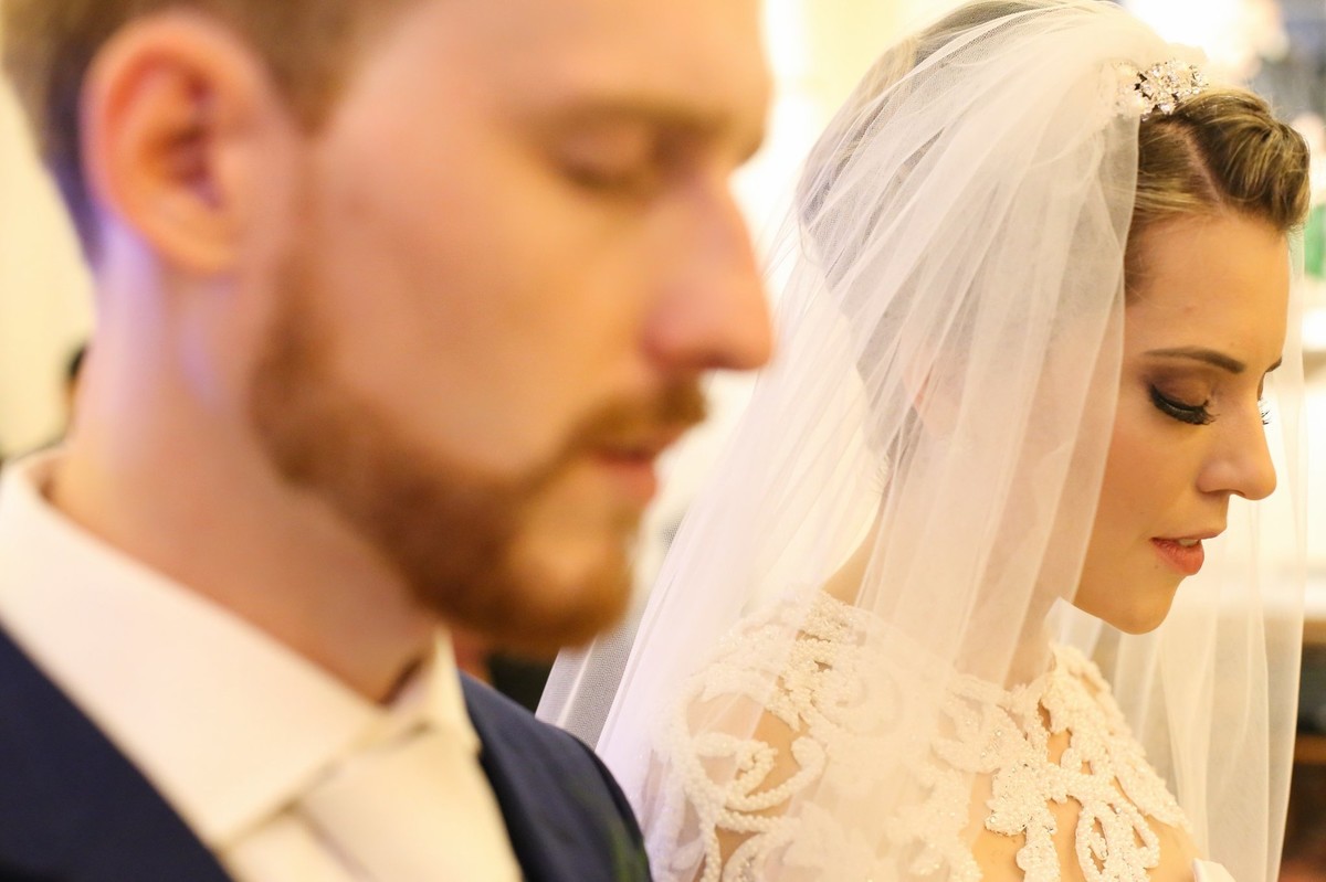 noivos orando na igreja do bom despacho foto tirada nas lentes do fotografo thiago alt