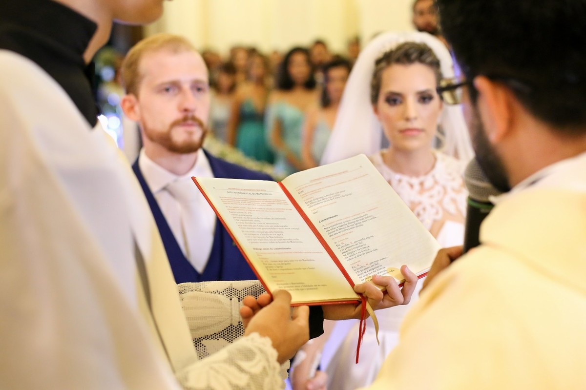padre lendo as escrituras na igreja do bom despacho foto tirada nas lentes do fotografo thiago alt