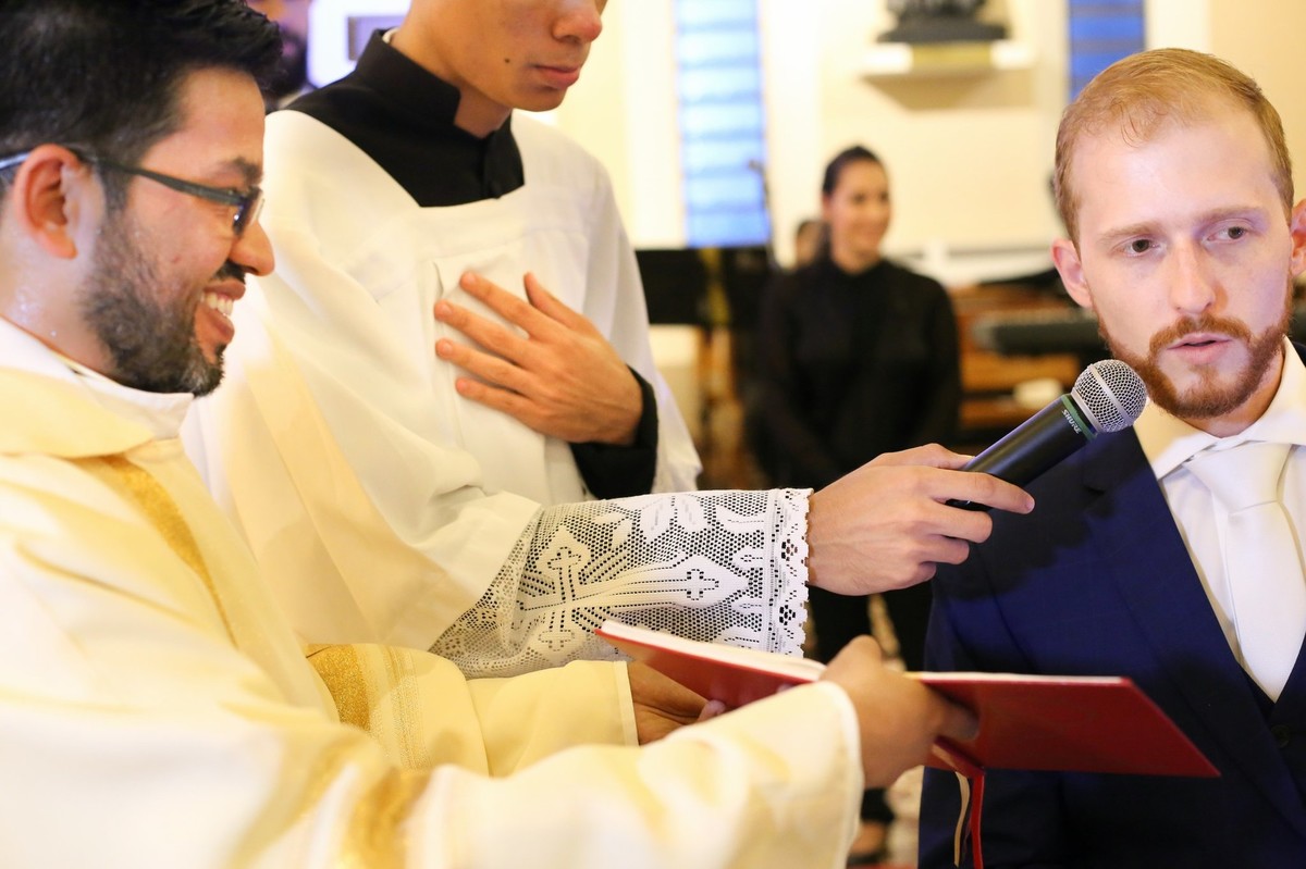 noivo lendo as escrituras para sua noiva no altar foto tirada nas lentes do fotografo thiago alt