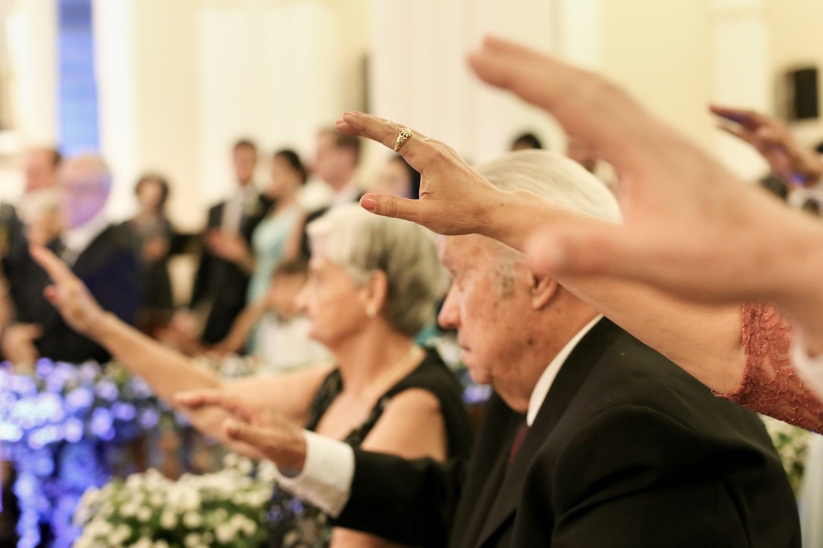convidados e padrinhos abencoando o casal na igreja do bom despacho foto tirada nas lentes do fotografo thiago alt