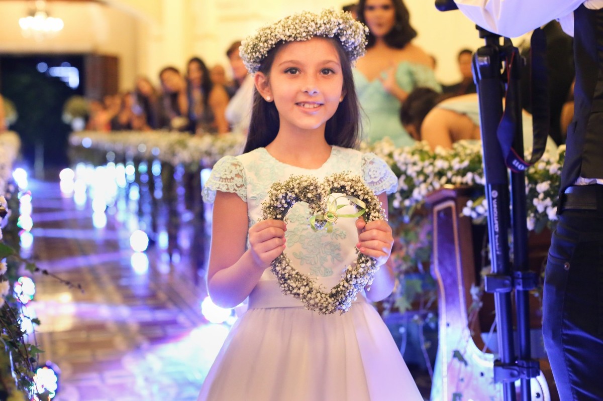 daminha de honra levando alianca no alta na igreja do bom despacho foto tirada nas lentes do fotografo thiago alt