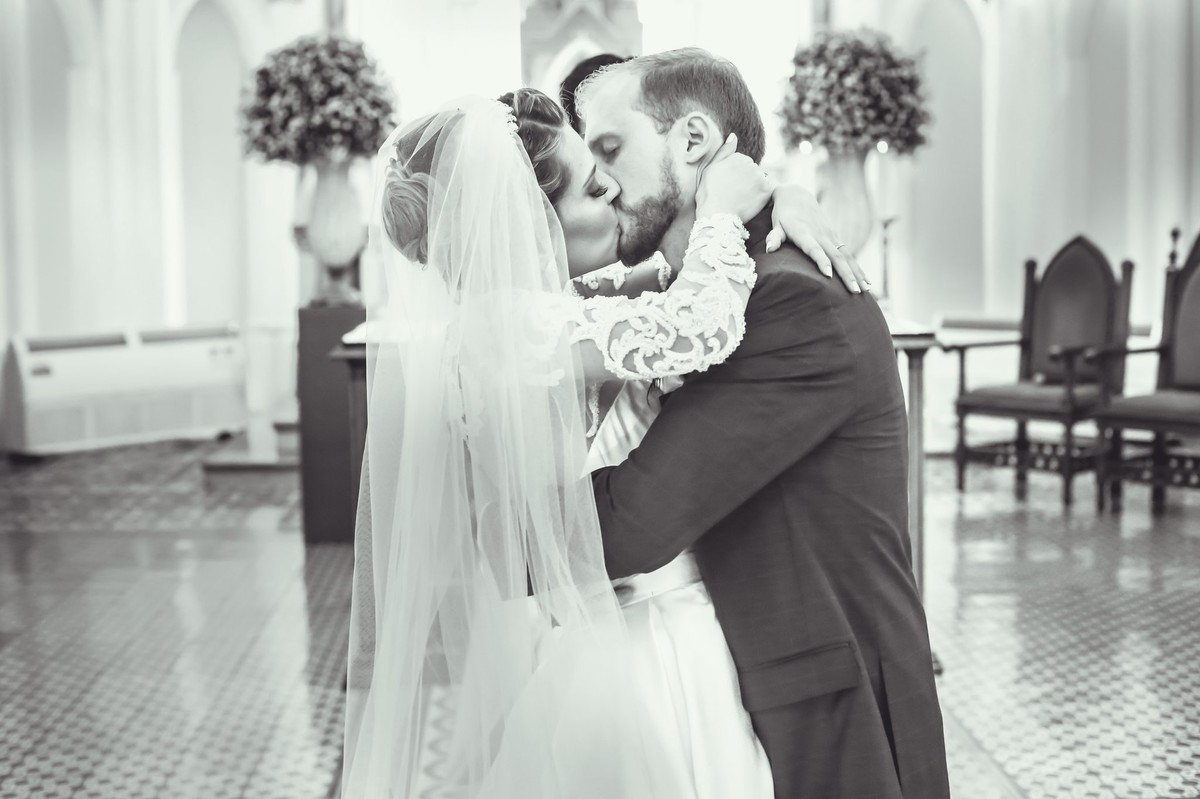 noivos se beijando depois do felizes para sempre na igreja do bom despacho foto tirada nas lentes do fotografo thiago alt