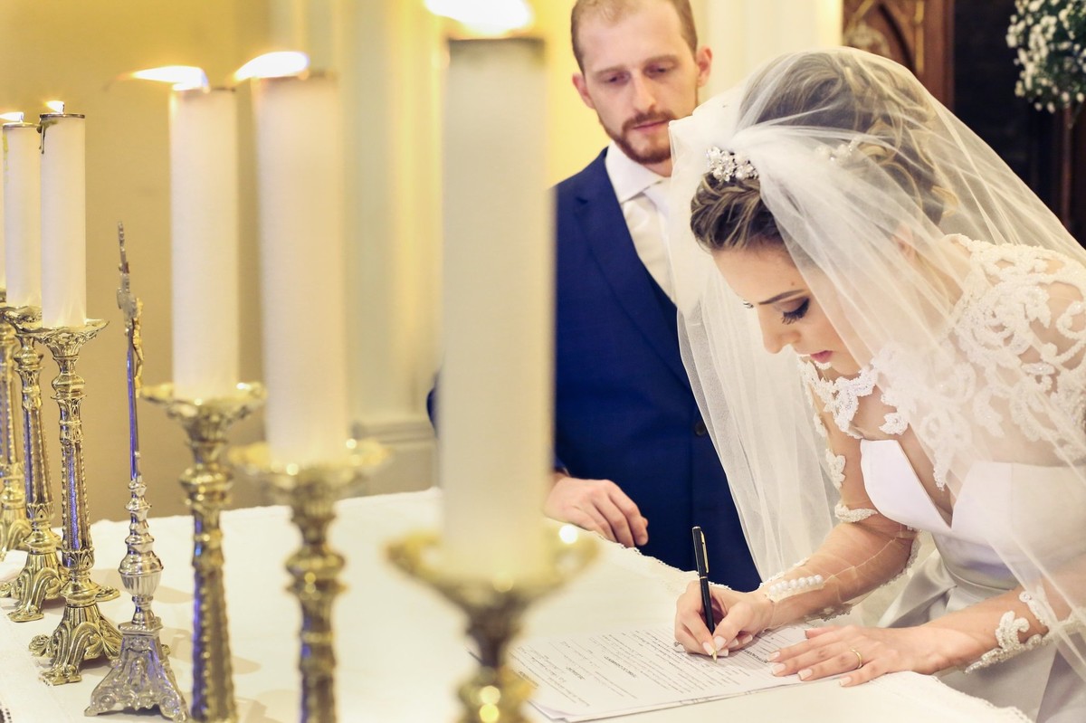 noiva assinando o livro na igreja do bom despacho foto tirada nas lentes do fotografo thiago alt