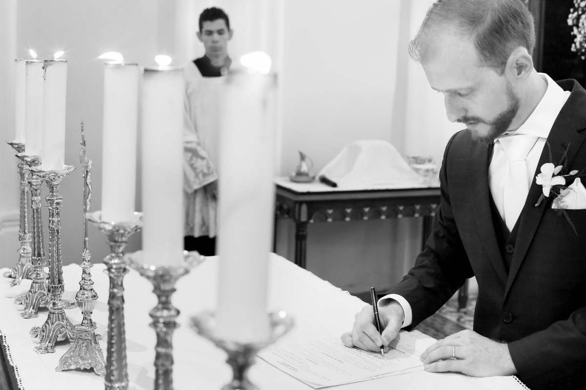 noivo assinando livro na igreja do bom despacho foto tirada nas lentes do fotografo thiago alt