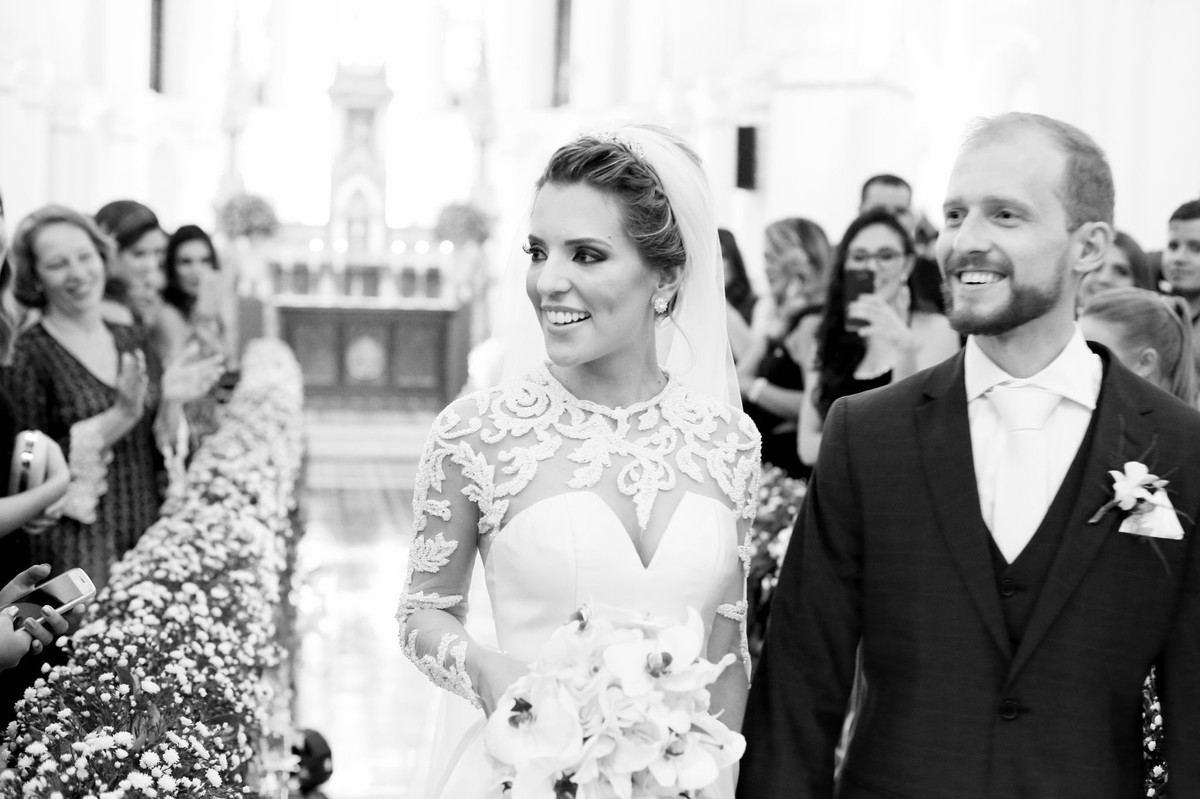 noiva saindo da igreja com seu noivo na igreja do bom despacho foto tirada nas lentes do fotografo thiago alt