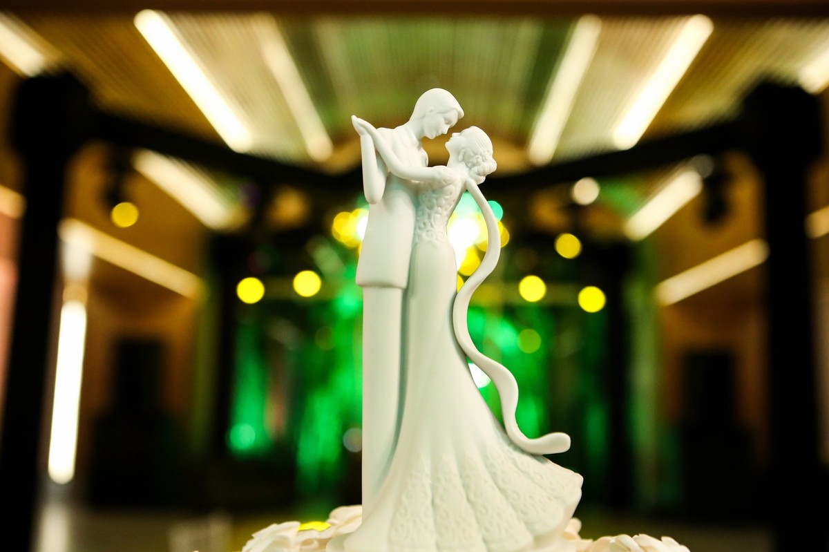 enfeite de bolo dos noivos com a decoracao de peterson luiz no espaco stelata-leila maluf foto tirada nas lentes do fotografo thiago alt