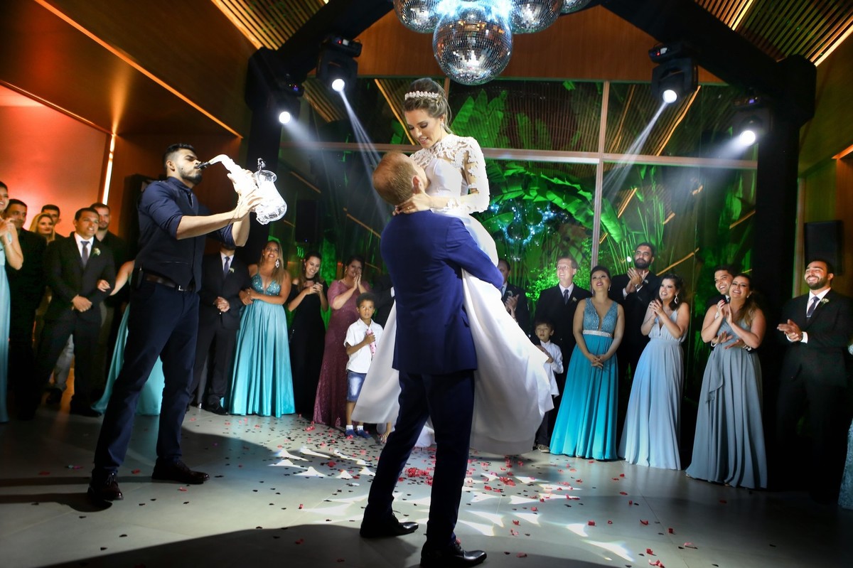 noivo pegando sua noiva no colo na pista de danca no stelata-leila maluf foto tirada nas lentes do fotografo thiago alt