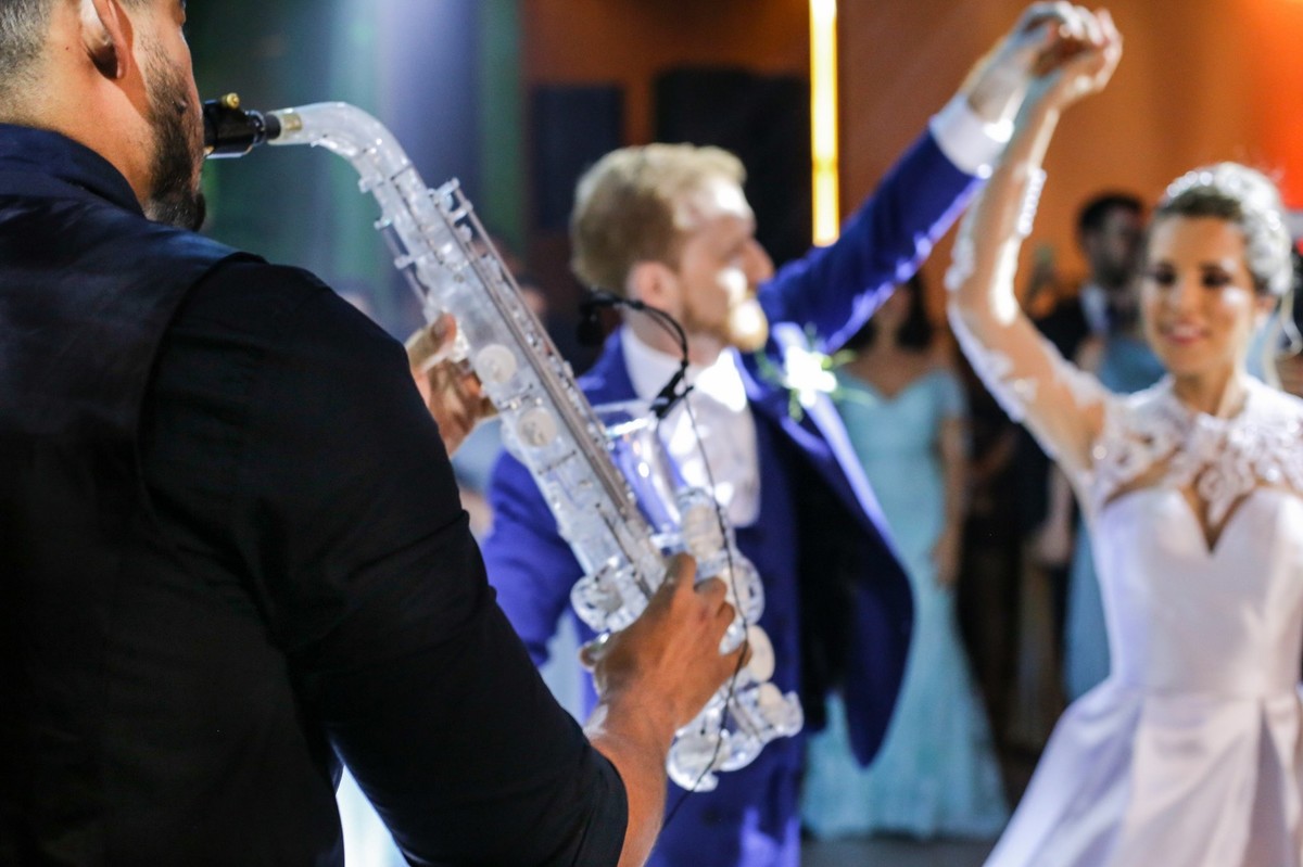 noivo dancando valsa com noiva ao som de sax alto foto tirada nas lentes do fotografo thiago alt