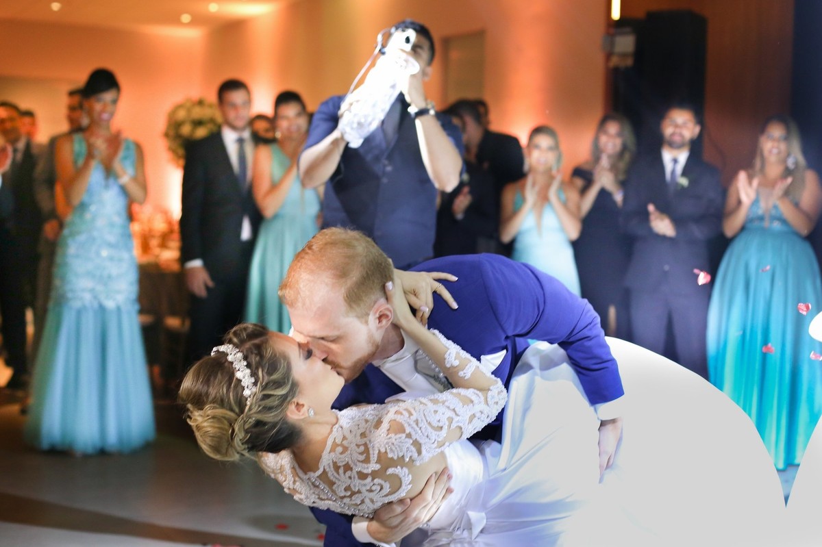 noiva nos bracos do noivo beijando ele na pista de danca foto tirada nas lentes do fotografo thiago alt