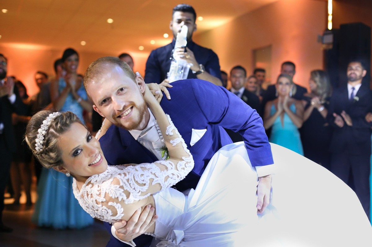 noivo pegando sua noiva nos bracos na pista d edanca foto tirada nas lentes do fotografo thiago alt