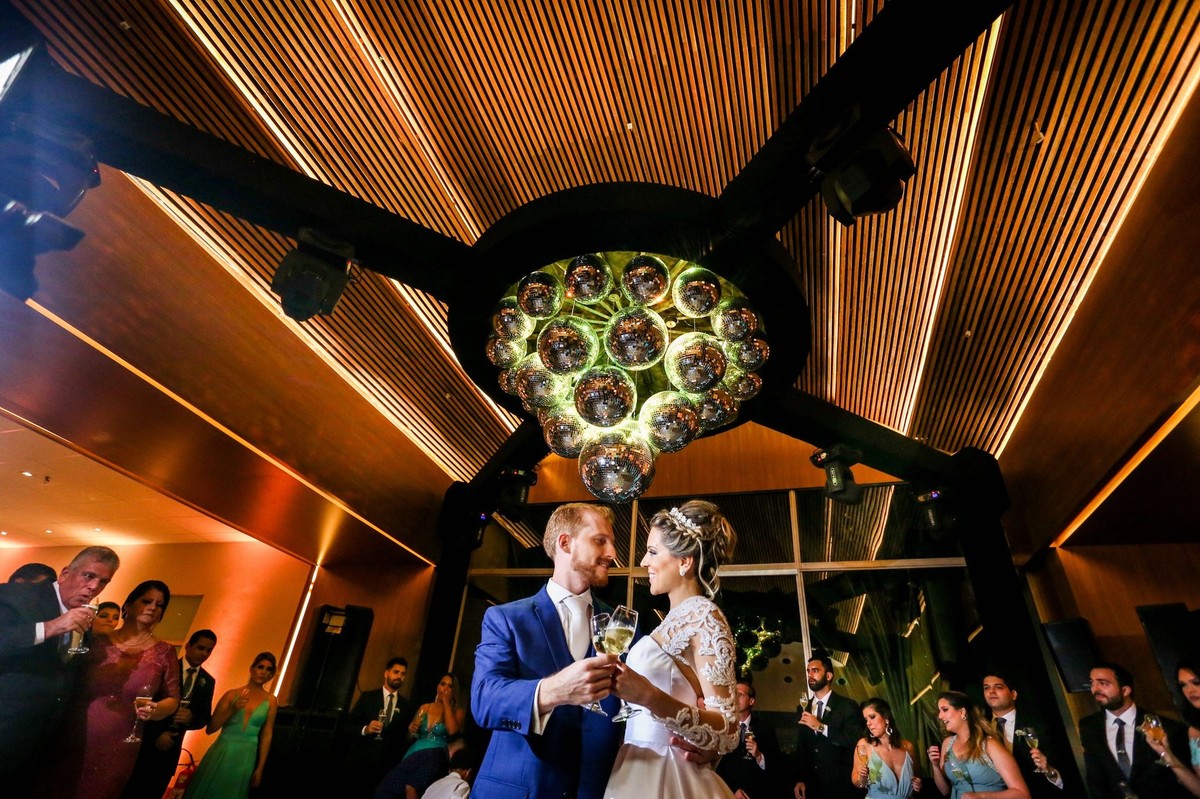 noivos fazendo drink foto tirada nas lentes do fotografo thiago alt