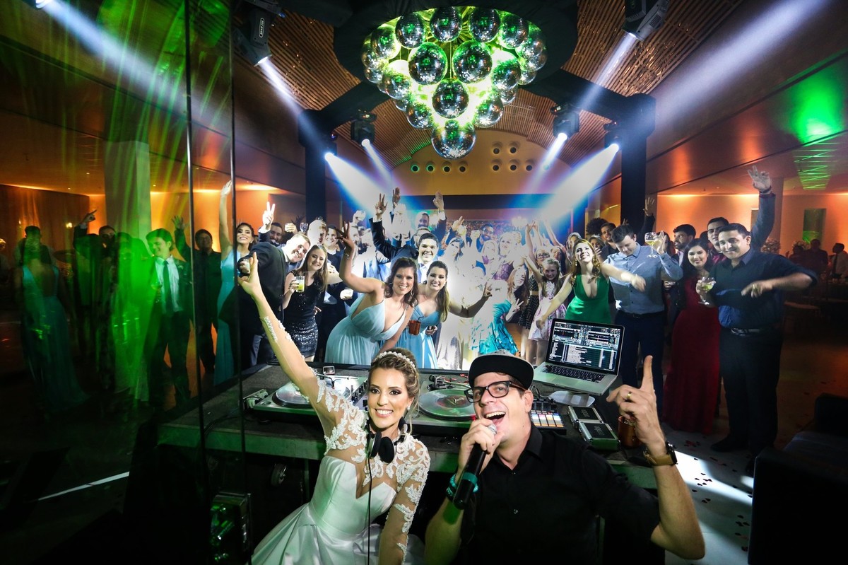 noiva e convidados e padrinhos curtindo o som de rodriguinho foto tirada pelo fotografo de casamento thiago alt