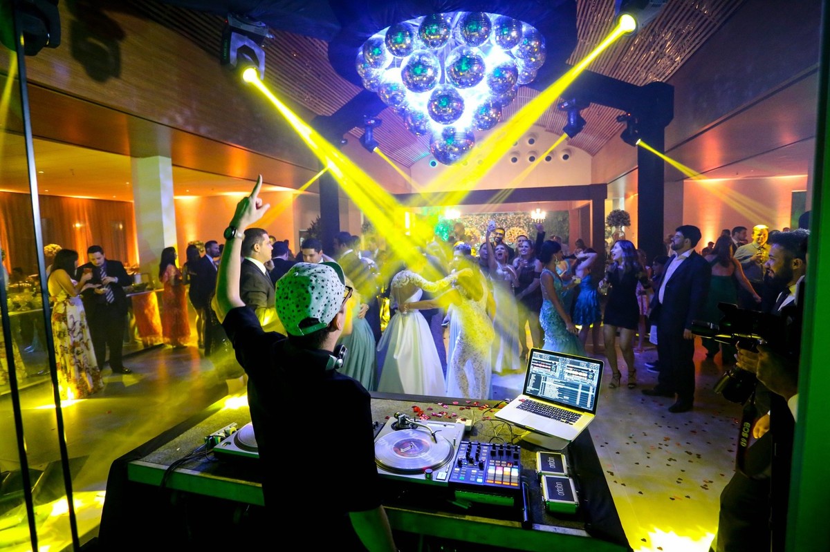 rodriguinho animando a festa dos noivos foto tirada nas lentes do fotografo thiago alt