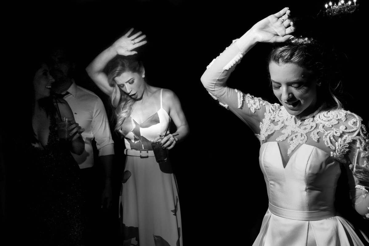 noiva com cinvidadas curtindo o som de rodriguinho foto tirada pelo fotografo de casamento thiago alt