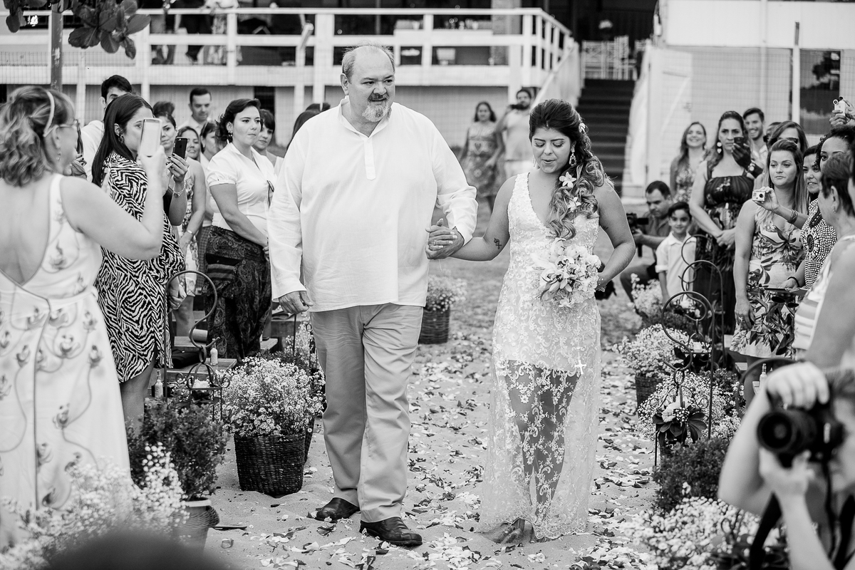 Destination Wedding. Casamento realizado no espaço Areia Summer, em Ubatuba - SP. Casamento pé areia, na praia.