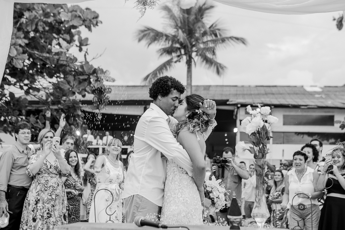 Destination Wedding. Casamento realizado no espaço Areia Summer, em Ubatuba - SP. Casamento pé areia, na praia.