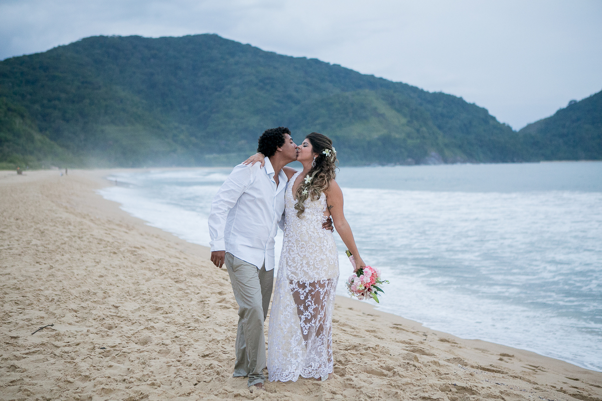 Destination Wedding. Casamento realizado no espaço Areia Summer, em Ubatuba - SP. Casamento pé areia, na praia.