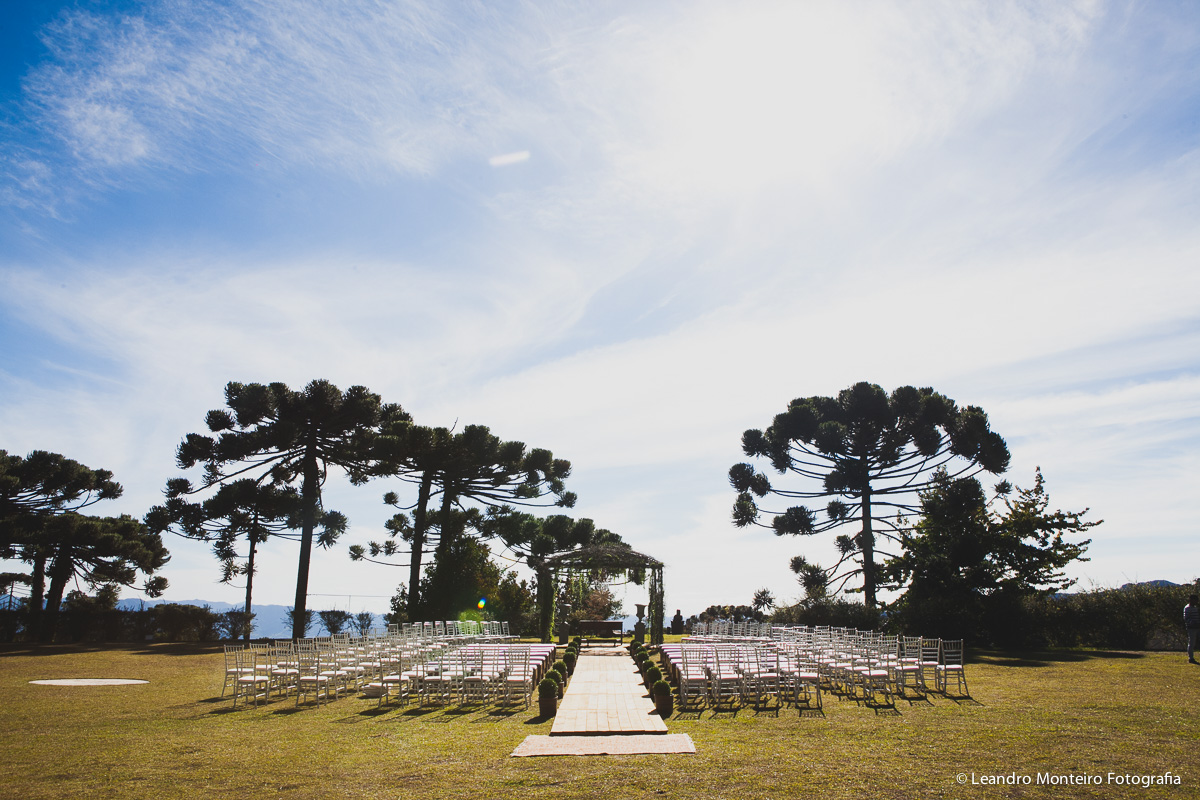 Destination Wedding. Casamento realizado no hotel e Pousada Suryapan, em Campos do Jordão - SP. Casamento no campo.
