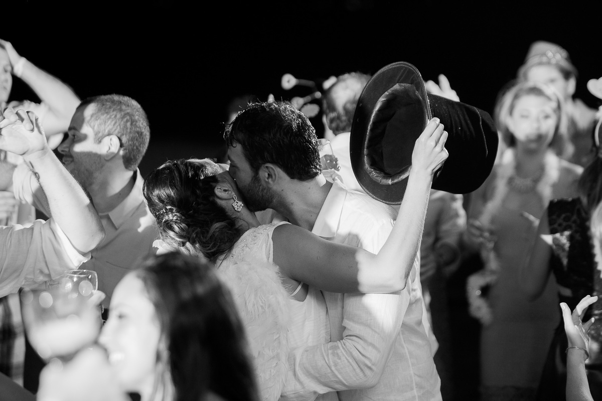 Destination Wedding. Casamento realizado no hotel coconuts, em São Sebastião - SP. Casamento na praia.