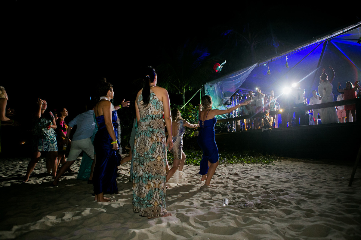 Destination Wedding. Casamento realizado no hotel coconuts, em São Sebastião - SP. Casamento na praia.