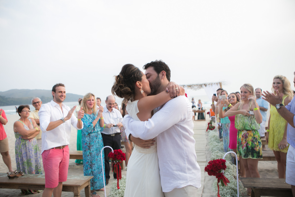 Destination Wedding. Casamento realizado no hotel coconuts, em São Sebastião - SP. Casamento na praia.