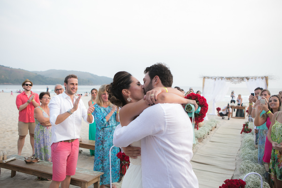 Destination Wedding. Casamento realizado no hotel coconuts, em São Sebastião - SP. Casamento na praia.