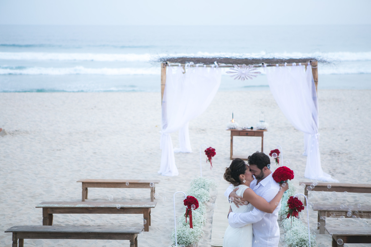 Destination Wedding. Casamento realizado no hotel coconuts, em São Sebastião - SP. Casamento na praia.