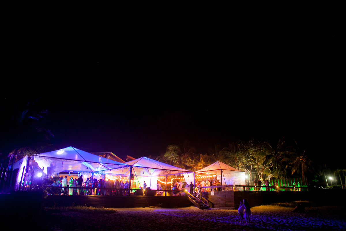 Destination Wedding. Casamento realizado no hotel coconuts, em São Sebastião - SP. Casamento na praia.