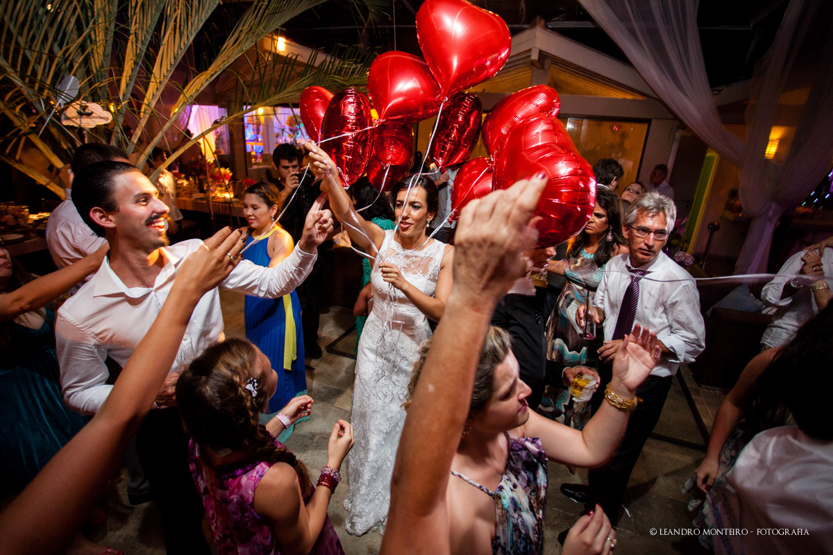 Destination Wedding. Casamento realizado no Maresiras hotel, em São Sebastião - SP. Casamento na praia.