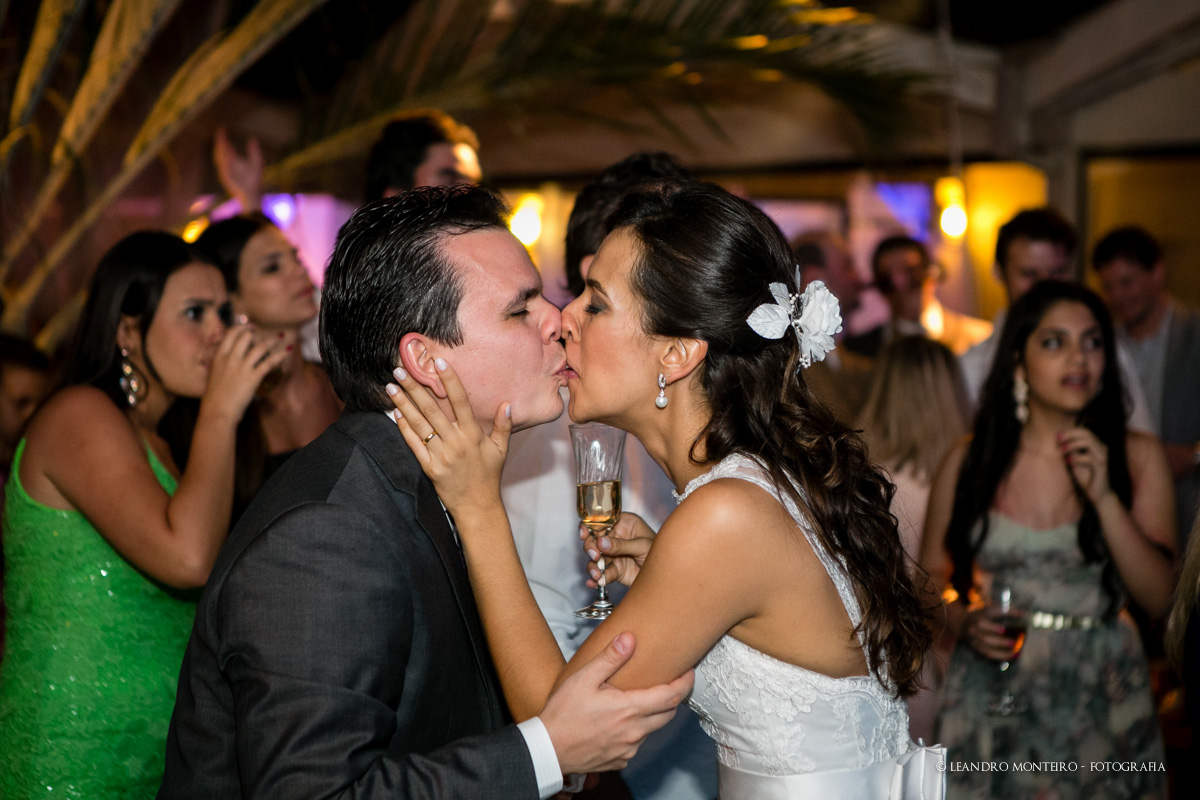Destination Wedding. Casamento realizado no Maresiras hotel, em São Sebastião - SP. Casamento na praia.