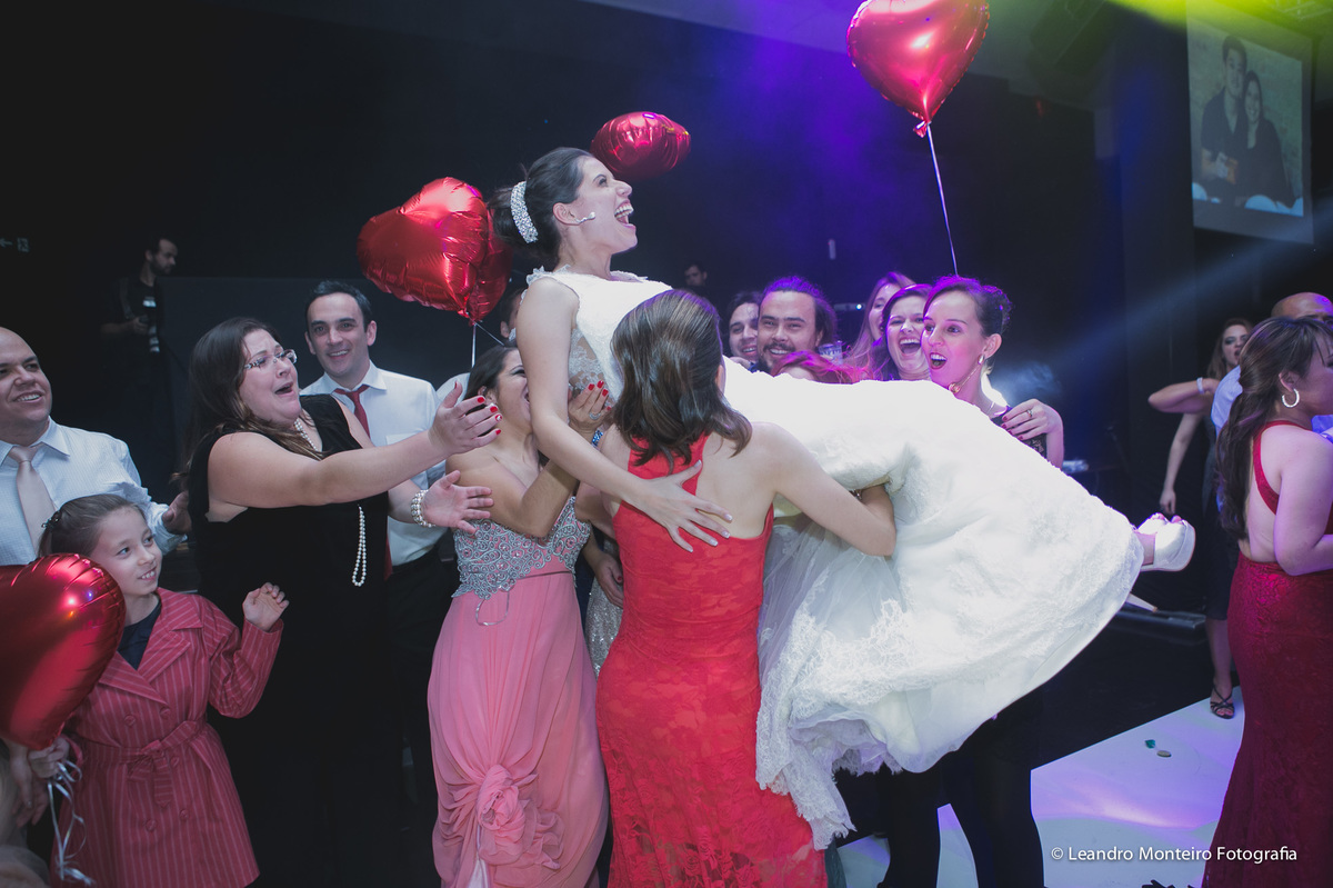 Um lindo casamento fotografado na cidade de Porto Feliz, SP. Cerimonia na Igreja Nossa Senhora Mãe dos Homens.