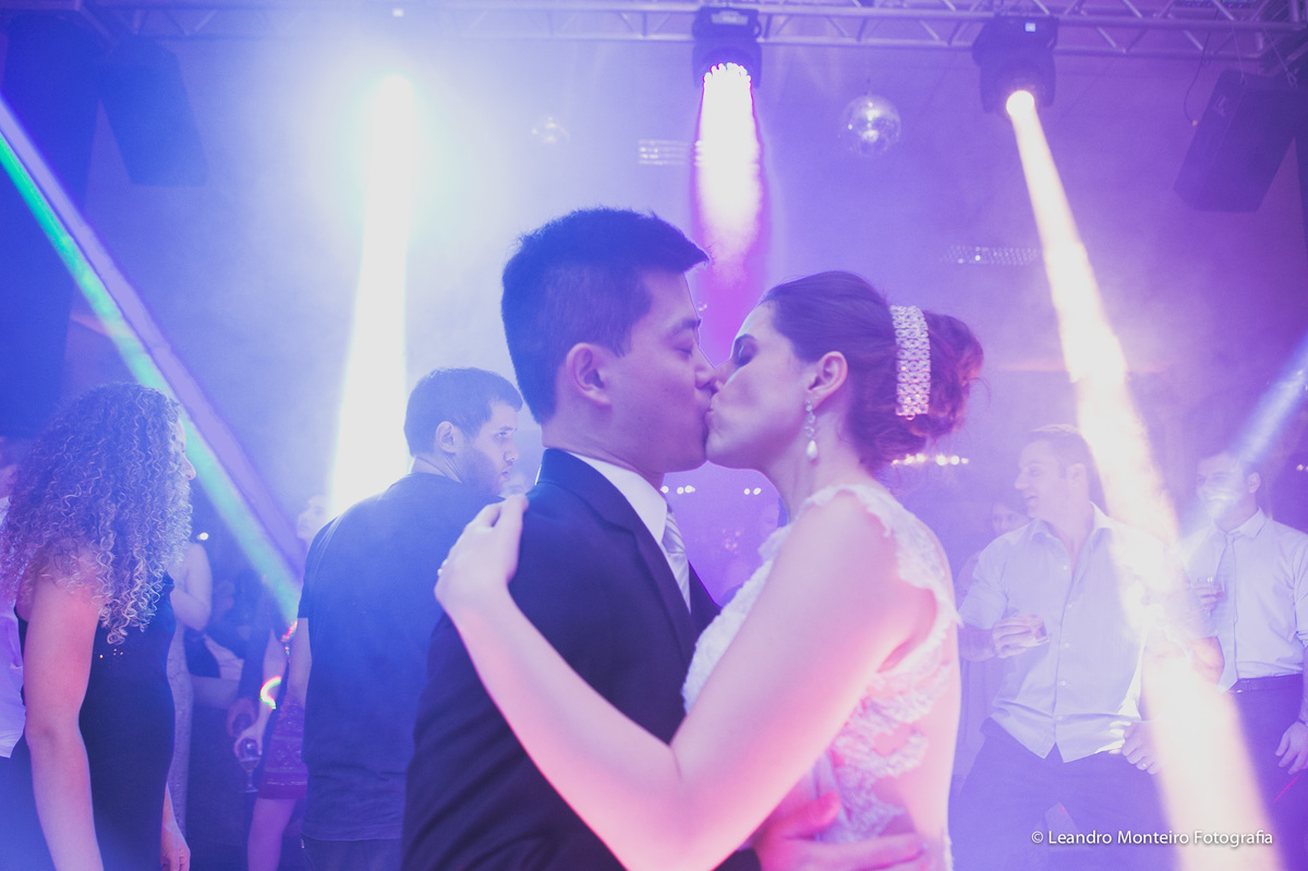 Um lindo casamento fotografado na cidade de Porto Feliz, SP. Cerimonia na Igreja Nossa Senhora Mãe dos Homens.