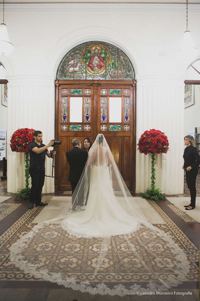 Um lindo casamento fotografado na cidade de Porto Feliz, SP. Cerimonia na Igreja Nossa Senhora Mãe dos Homens.