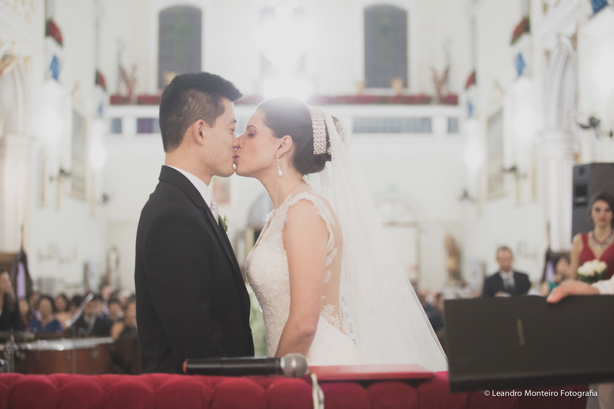 Um lindo casamento fotografado na cidade de Porto Feliz, SP. Cerimonia na Igreja Nossa Senhora Mãe dos Homens.