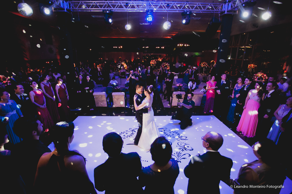Um lindo casamento fotografado na cidade de Porto Feliz, SP. Cerimonia na Igreja Nossa Senhora Mãe dos Homens.