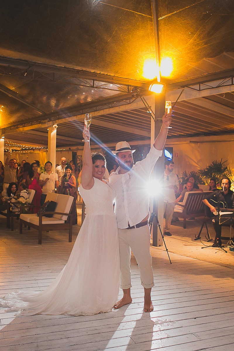 Casamento super alto astral fotografado em Ilhabela, no espaço Sea Club. Casal Renata e Leandro. Entrada da noiva. Casamento na praia. Cerimonia pé na areia.