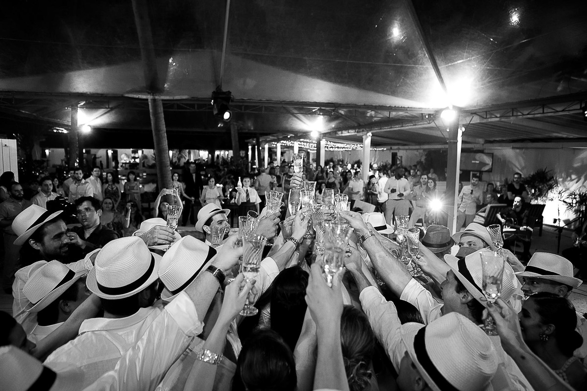 Casamento super alto astral fotografado em Ilhabela, no espaço Sea Club. Casal Renata e Leandro. Entrada da noiva. Casamento na praia. Cerimonia pé na areia.