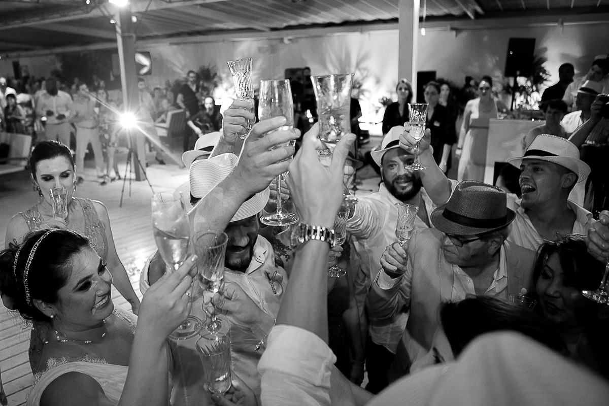 Casamento super alto astral fotografado em Ilhabela, no espaço Sea Club. Casal Renata e Leandro. Entrada da noiva. Casamento na praia. Cerimonia pé na areia.