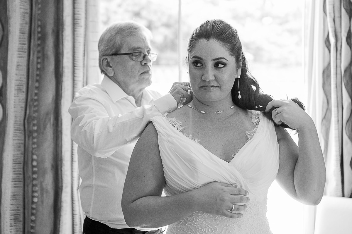 Casamento super alto astral fotografado em Ilhabela, no espaço Sea Club. Casal Renata e Leandro. Makinf of da noiva com o pai.